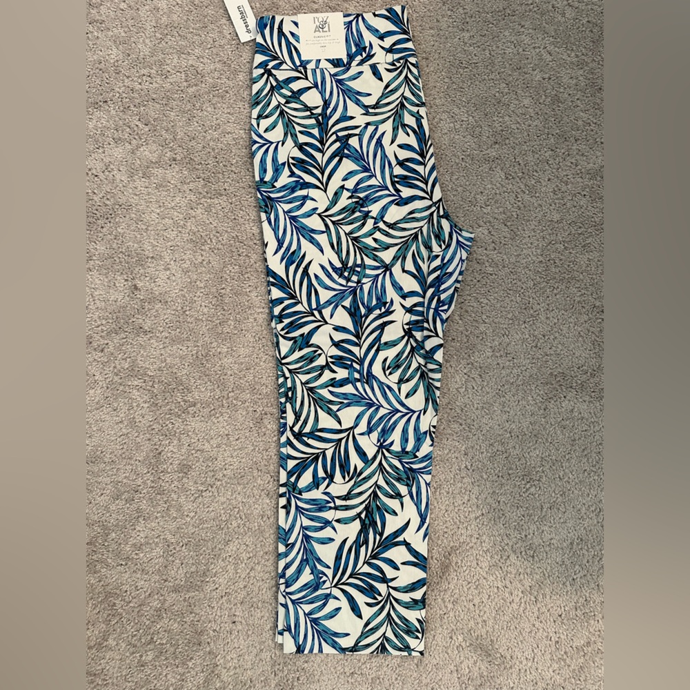 BNWT ROZ & ALI CROPPED PRINT PANTS COMFY AND CUTE PERFECT FOR CRUISES OR VACAY